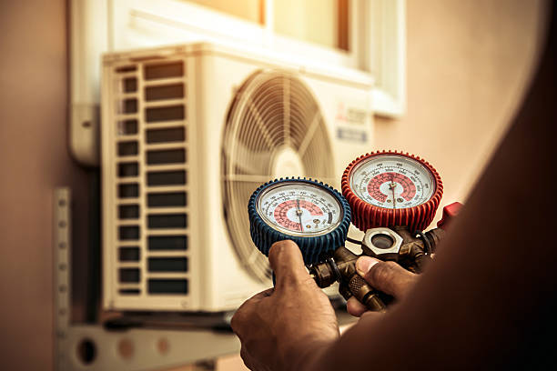 Professional Hvac technician working in Alamo, TX